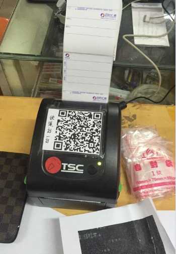 流水線上配條碼打印機提升工作效率。