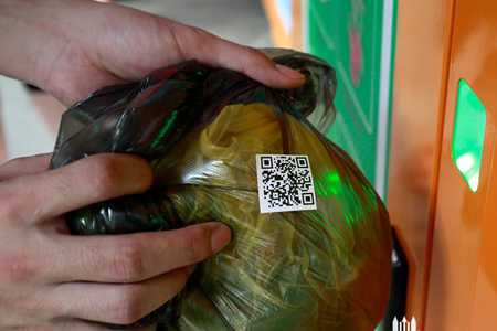掃描垃圾袋上的二維碼，打開箱門，投放垃圾