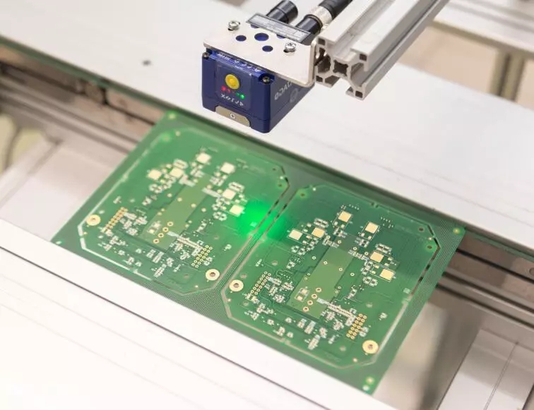 固定式工業掃描器掃描pcb板上的雕刻碼 固定式工業掃描器掃描pcb板上的雕刻碼